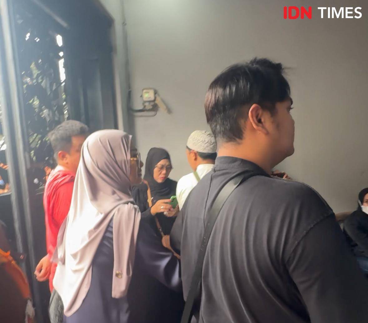 potret artis di rumah duka Mpok Alpa pada Jumat (15/8/2025)