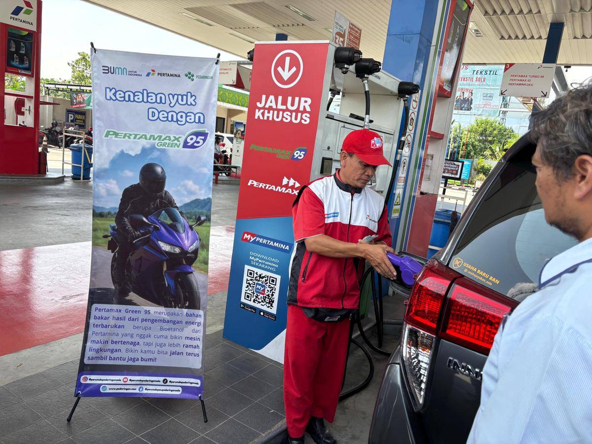 Penggunaan kendaraan bermotor mengisi Pertamax Green 95 di SPBU Pertamina 44.552.11 di Jalan Kyai Mojo No.52, Bener, Tegalrejo, Yogyakarta, Sabtu (9/8/2025) 