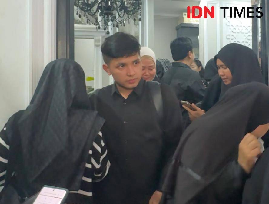 potret artis di rumah duka Mpok Alpa pada Jumat (15/8/2025)