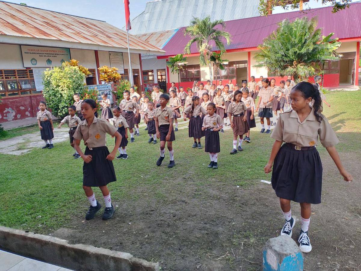 Siswa-siswa SD Inpres Talise di Pulau Talise, Minut, Sulawesi Utara, berjoget dengan musik untuk merayakan HUT ke-80 RI.