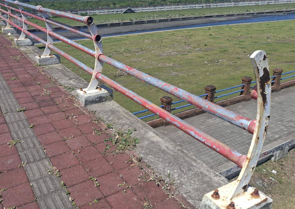 Besi pagar pengaman di Proyek PKB Klungkung raib.