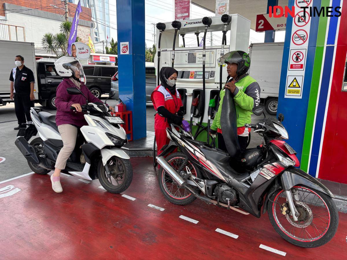 Penggunaan kendaraan bermotor mengisi Pertamax Green 95 di SPBU Pertamina 44.552.11 di Jalan Kyai Mojo No.52, Bener, Tegalrejo, Yogyakarta, Sabtu (9/8/2025) 