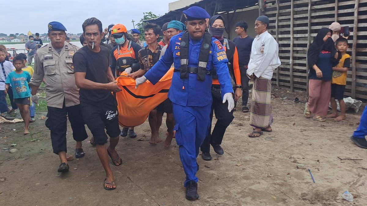 Operasi SAR evakuasi jasad korban remaja putri yang tenggelam di Sungai Musi (Dok: Basarnas Palembang)