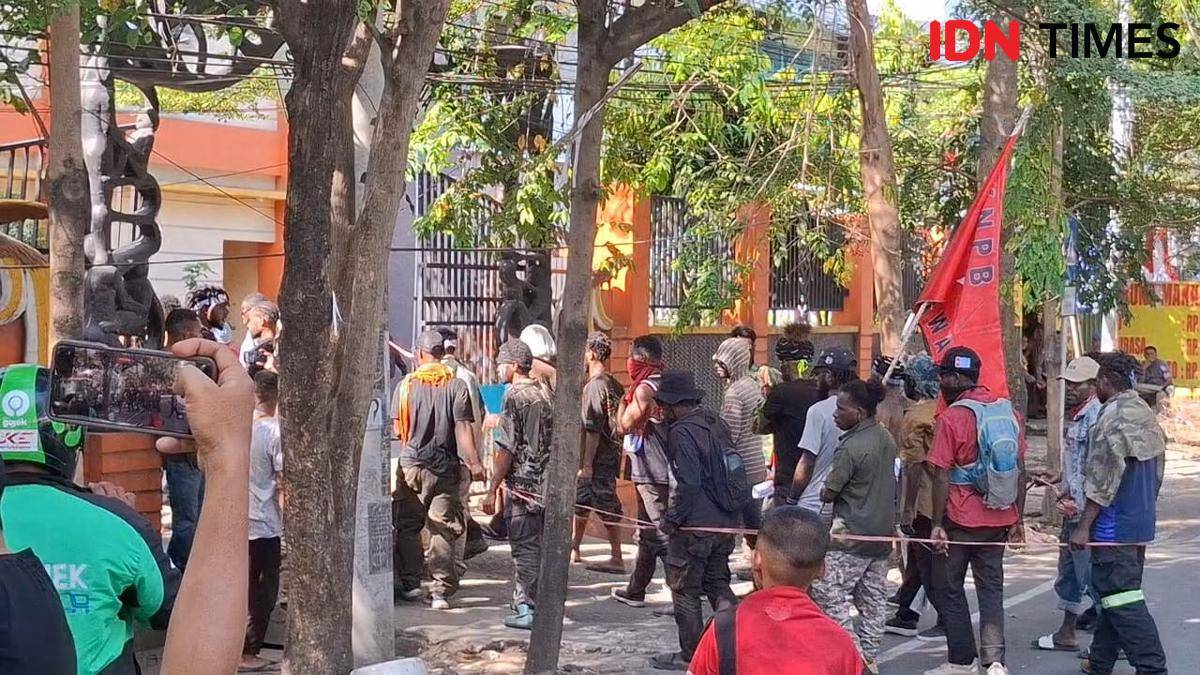 Unjuk rasa mahasiswa Papua di Makassar, Jumat (15/8/2025).