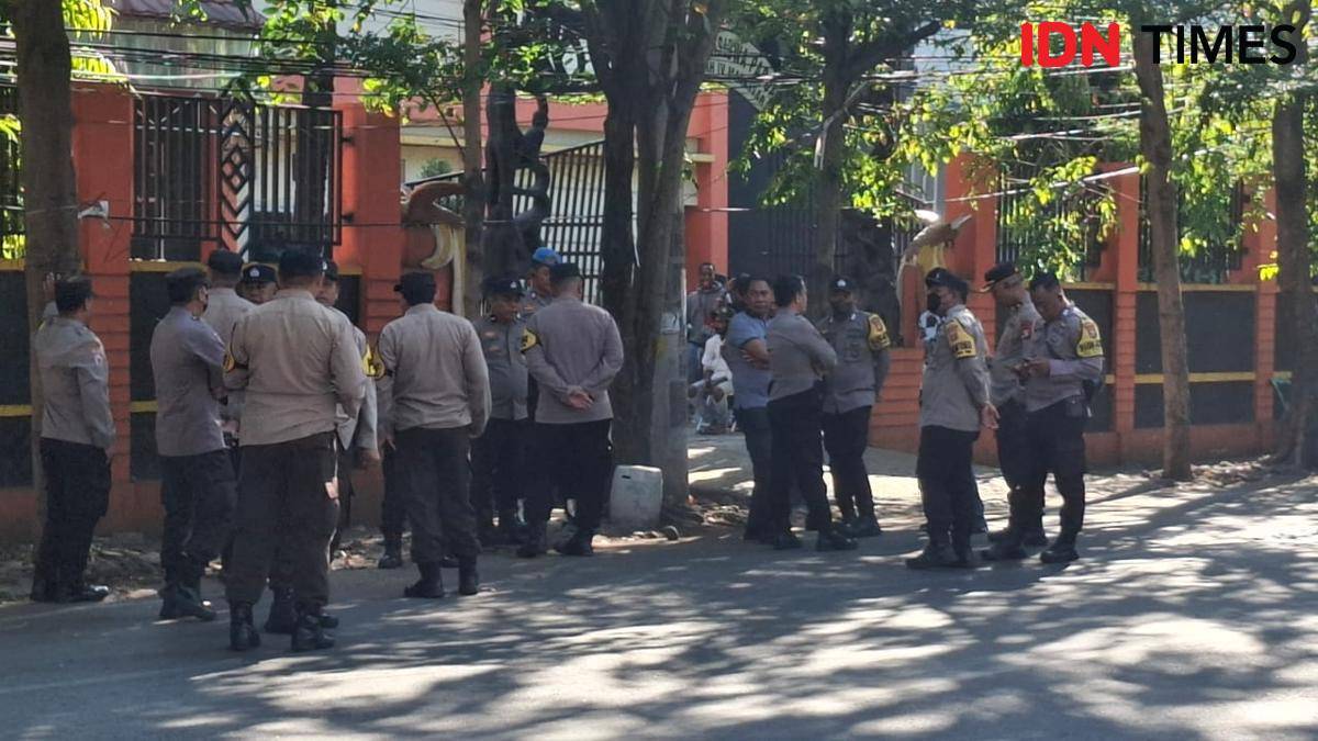 Ratusan polisi mengawal aksi mahasiswa Papua di Makassar yang peringati Perjanjian New York. (IDN Times/Darsil Yahya)