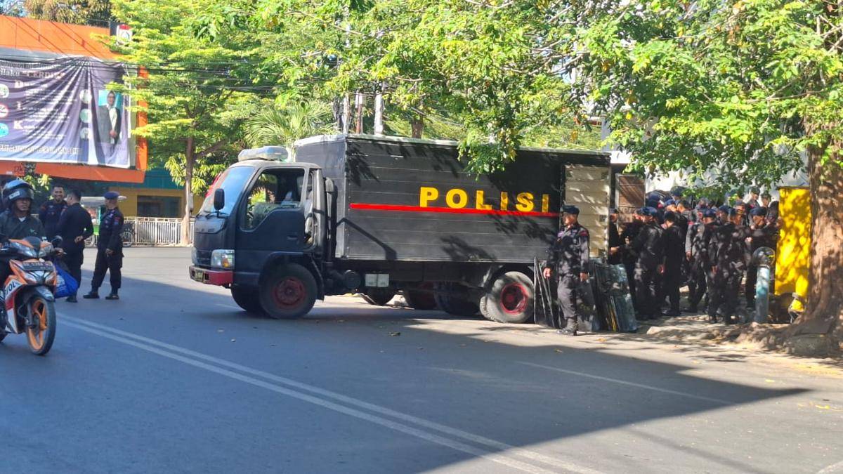 Ratusan polisi mengawal aksi mahasiswa Papua di Makassar yang peringati Perjanjian New York. (IDN Times/Darsil Yahya)