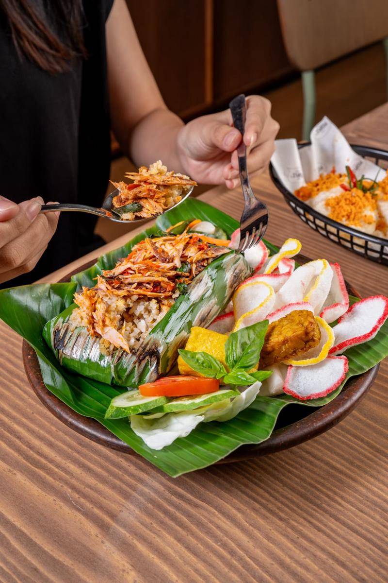 Menu nasi goreng bakar di The People's Cafe