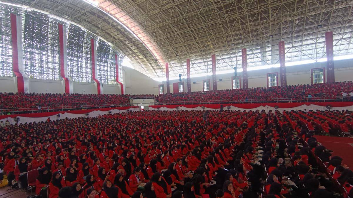 Suasana pembukaan Pengenalan Kehidupan Kampus Mahasiswa Baru (PKKMB) 2025, di Gelanggang Olahraga JK Arenatorium, Senin (11/8/2025).