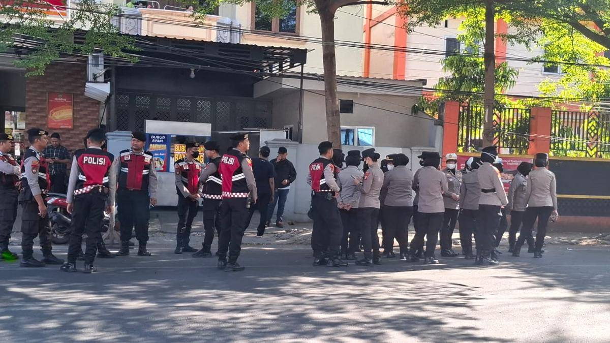 Ratusan polisi mengawal aksi mahasiswa Papua di Makassar yang peringati Perjanjian New York. (IDN Times/Darsil Yahya)