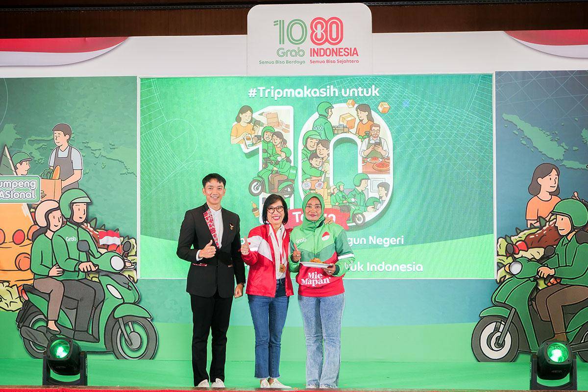 Foto (9) Neneng Goenadi, Chief Executive Officer, Grab Indonesia (tengah) bersama dengan Triyono Aditri, Senior Manager, Museum Rekor-Dunia Indonesia (MURI) (kiri) dan Siti Chodidjah, perwakilan Mitra Pengemudi (k.jpg