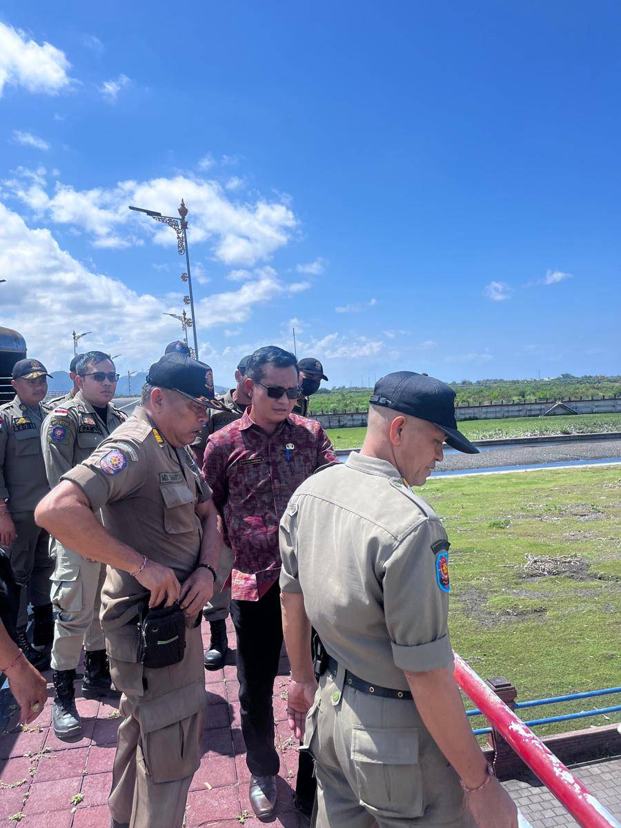 Besi pagar pengaman di Proyek PKB Klungkung raib.