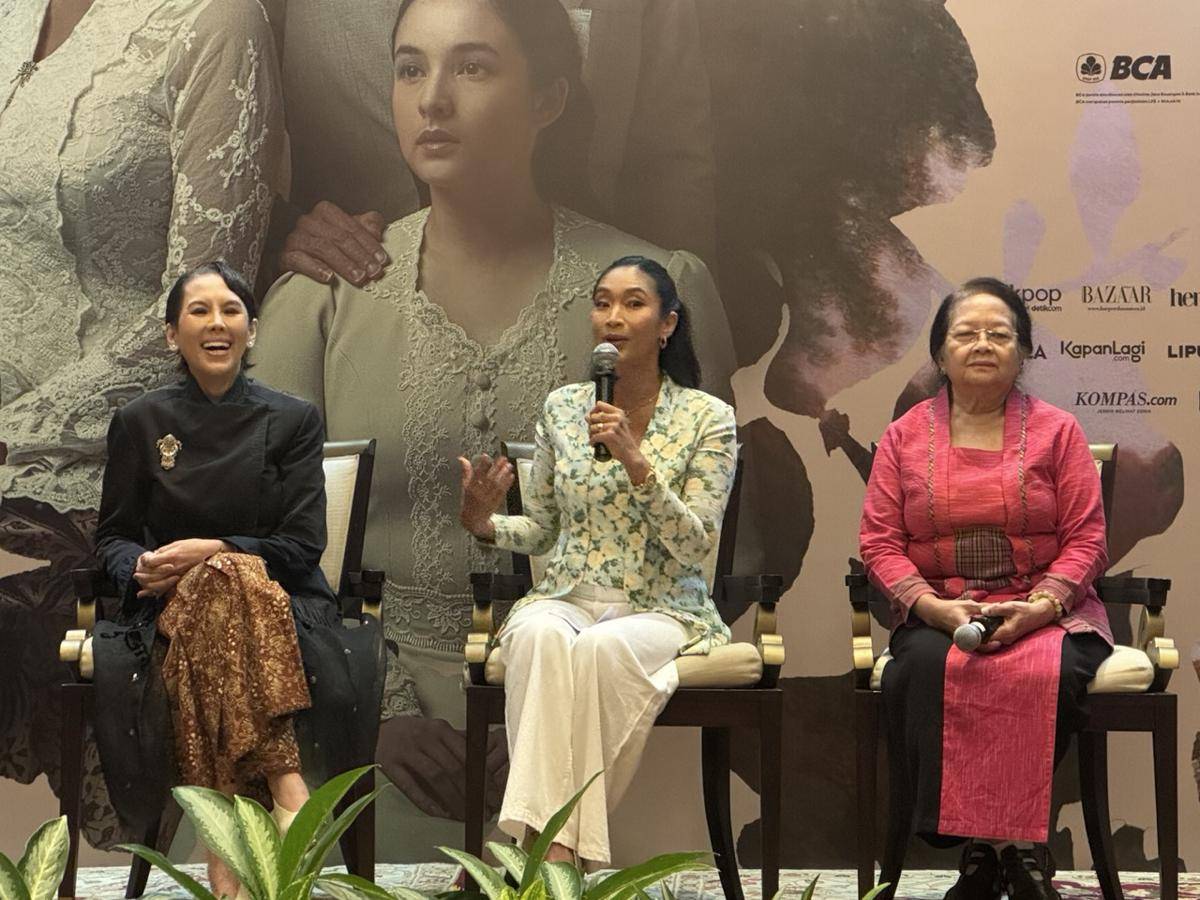 tim produksi dan cast Bunga Penutup Abad di konferensi pers pada Jumat (15/8/2025)