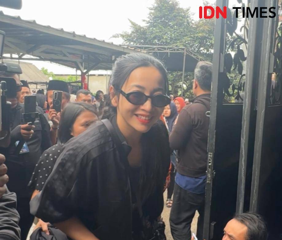potret artis di rumah duka Mpok Alpa pada Jumat (15/8/2025)