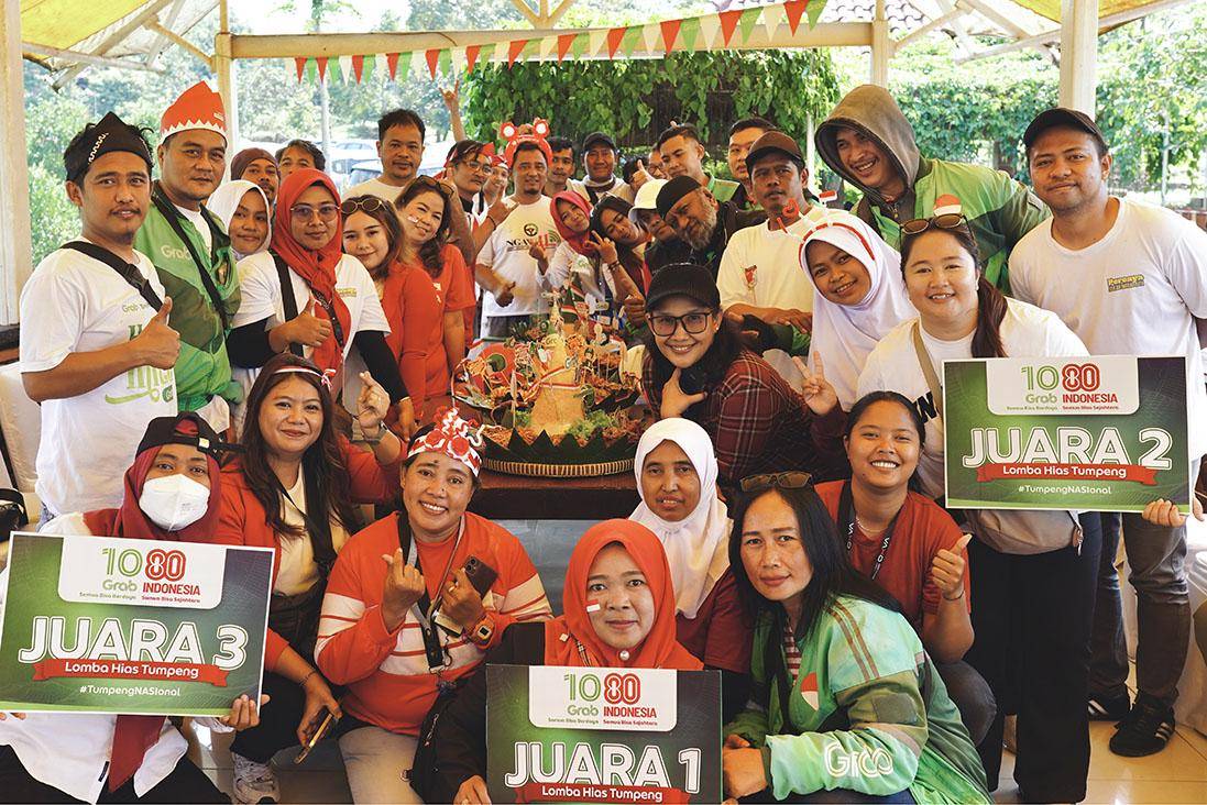 Foto (3) Antusiasme Mitra Pengemudi yang sedang menghias tumpeng bertema Grab dan HUT RI. Kegiatan menghias tumpeng ini diikuti oleh lebih dari 5.000 Mitra Pengemudi di 80 kota.JPG