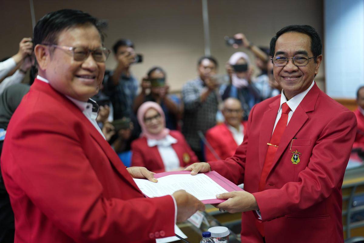 Prof. Jamaluddin Jompa (kanan) saat mendaftar calon rektor Unhas, Kamis (14/8/2025).