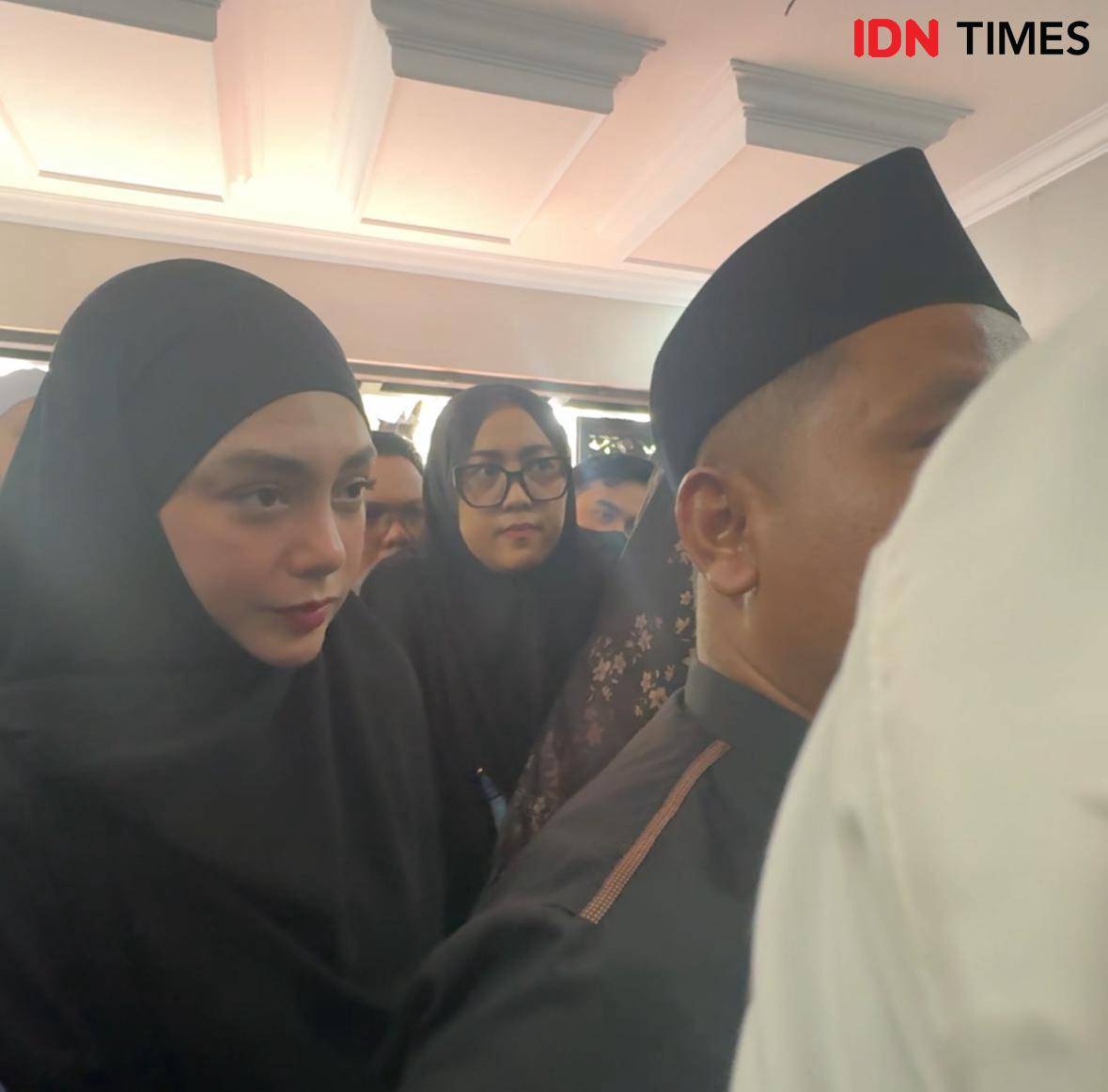 potret artis di rumah duka Mpok Alpa pada Jumat (15/8/2025)