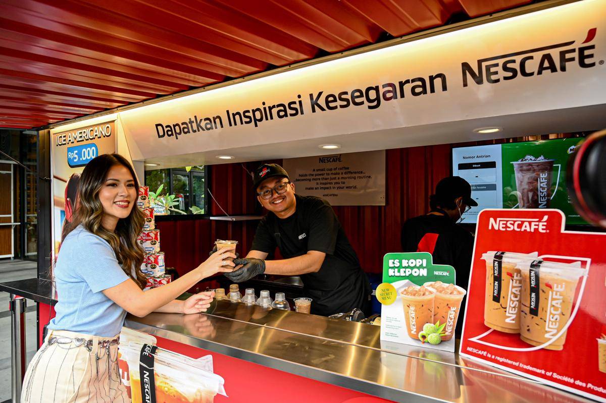 Potret Raisa menikmati kopi di Kedai NESCAFE 