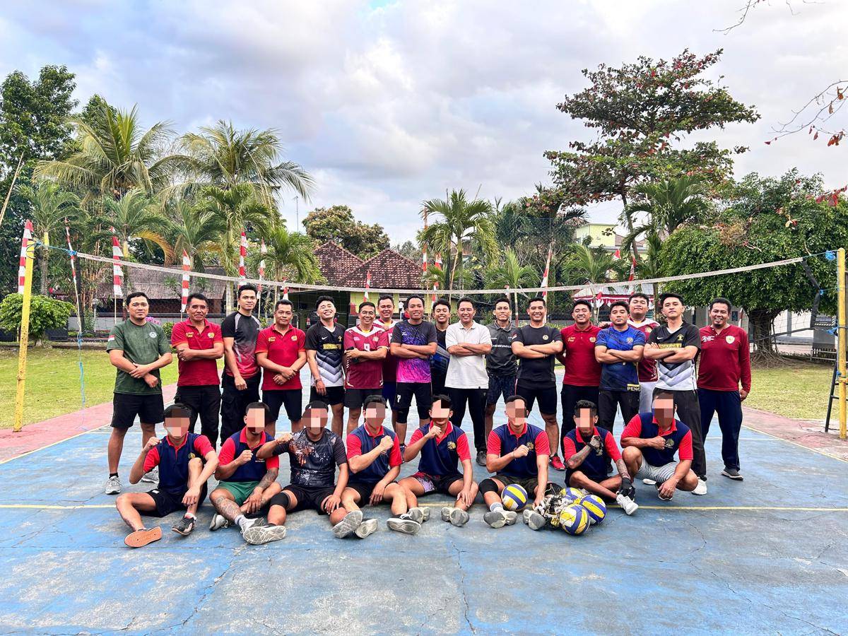 Salah satu contoh kompetisi bola voli antara petugas dengan WBP di Rutan Negara Kabupaten Jembrana