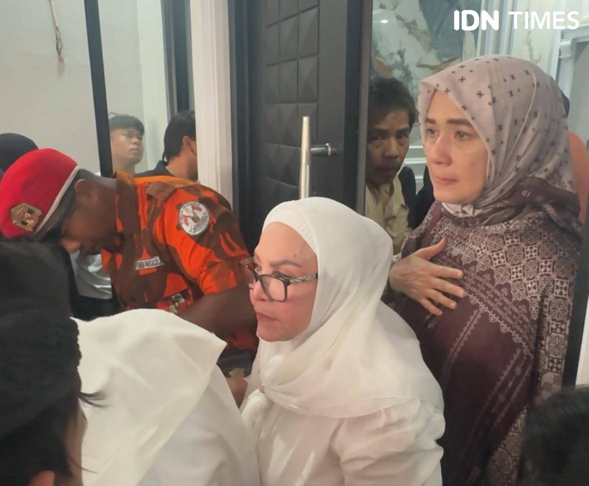 potret artis di rumah duka Mpok Alpa pada Jumat (15/8/2025)