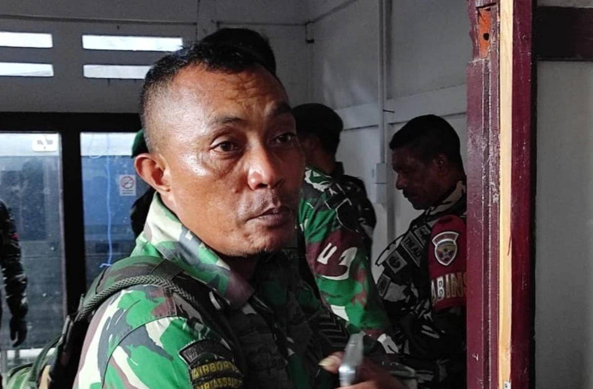Ayah Prada Lucky, Sersan Mayor Christian Namo ketika emosi mendengar putranya tewas dianiaya para seniornya. (Dokumentasi Istimewa)