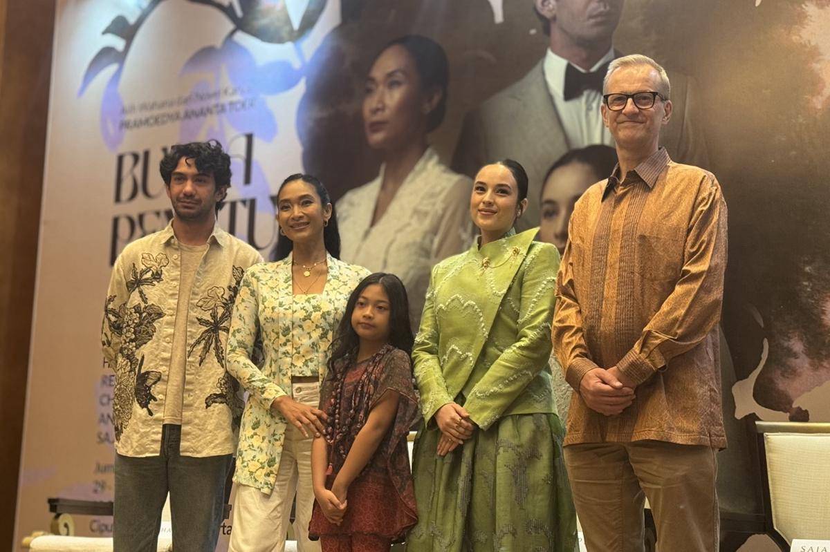 tim produksi dan cast Bunga Penutup Abad di konferensi pers pada Jumat (15/8/2025)