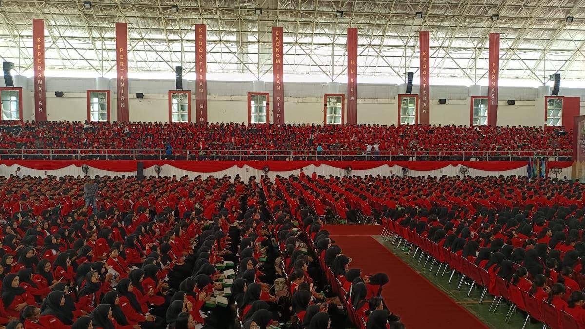 Suasana pembukaan Pengenalan Kehidupan Kampus Mahasiswa Baru (PKKMB) 2025, di Gelanggang Olahraga JK Arenatorium, Senin (11/8/2025).