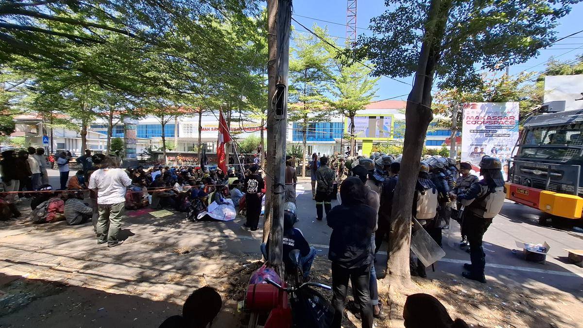 Oknum anggota ormas mencoba memprovokasi mahasiswa Papua yang berunjuk rasa di Makassar, Jumat (15/8/2025). (IDN Times/Darsil Yahya)