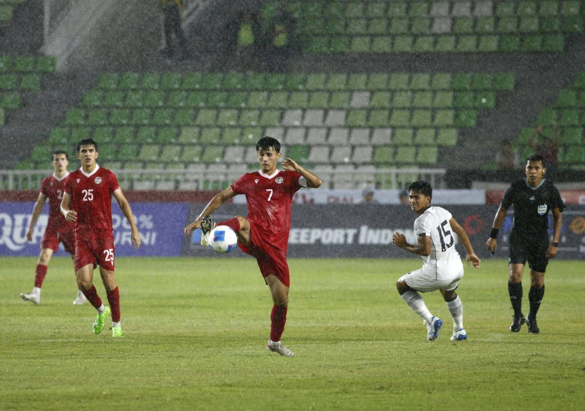 Duel Indonesia kontra Tajikistan di Stadion Utama Sumut (IDN Times/Doni Hermawan)