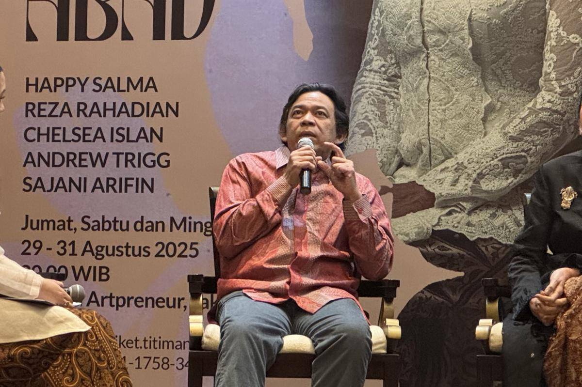 tim produksi dan cast Bunga Penutup Abad di konferensi pers pada Jumat (15/8/2025)