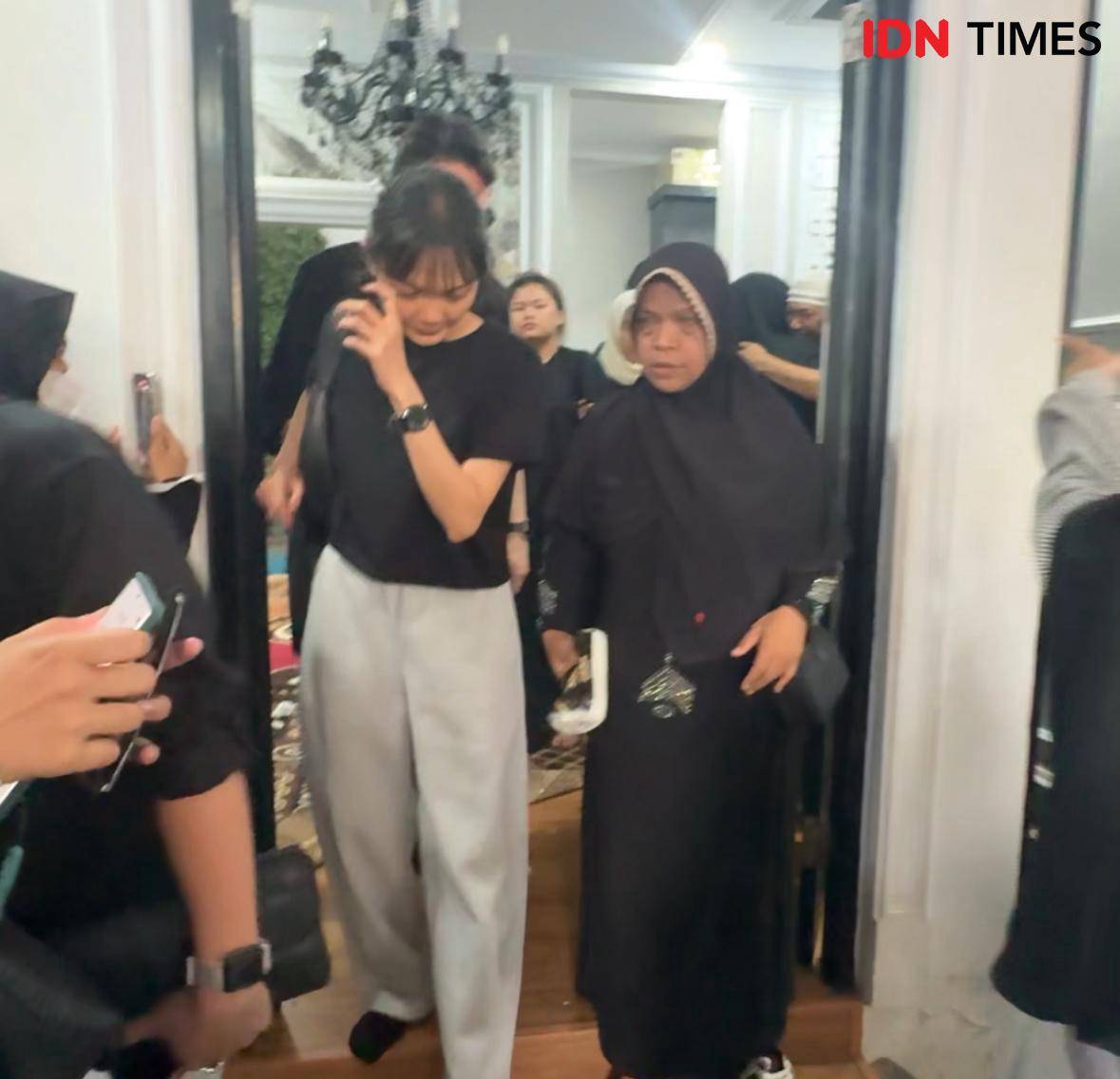 potret artis di rumah duka Mpok Alpa pada Jumat (15/8/2025)