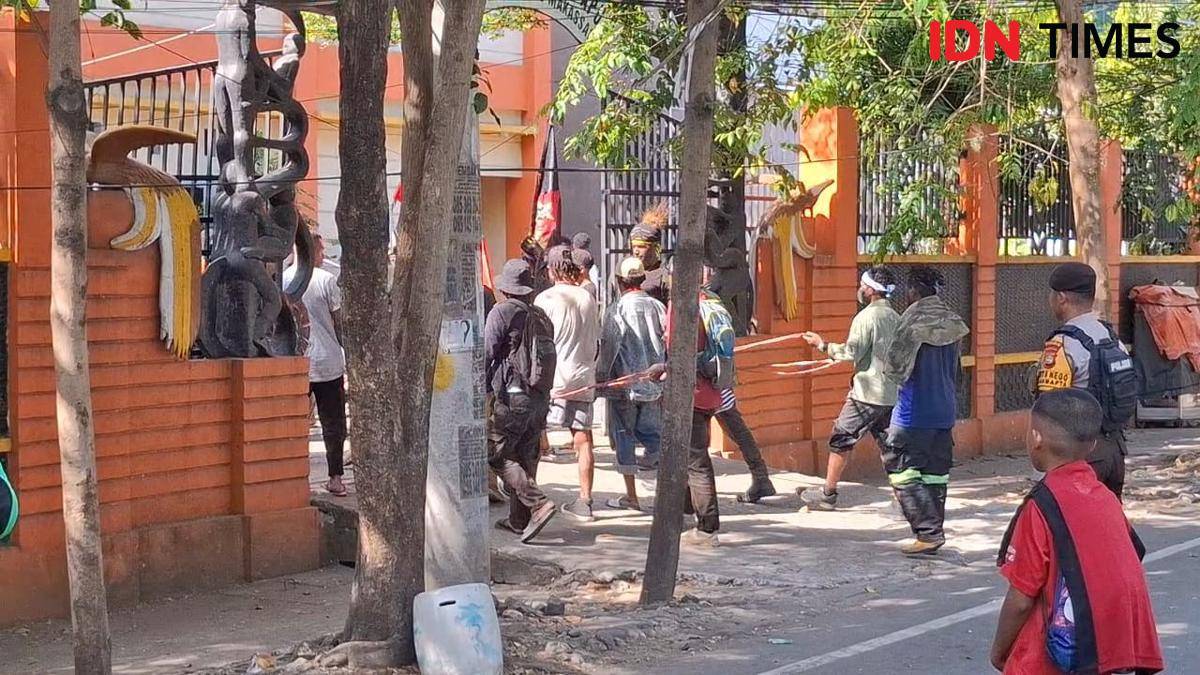 Unjuk rasa mahasiswa Papua di Makassar, Jumat (15/8/2025).