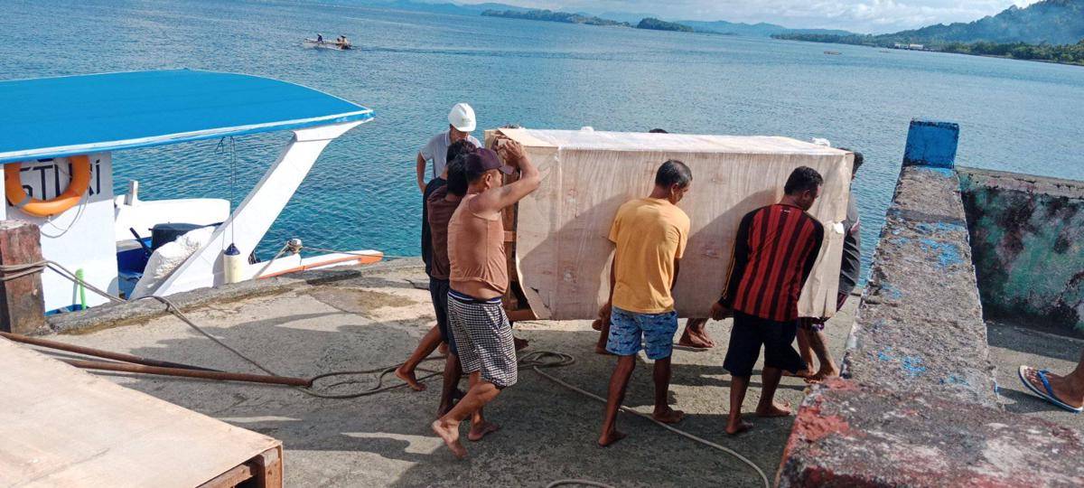 Petugas dan warga mengangkut instalasi listrik yang baru tiba di Pulau Gangga I, Kecamatan Likupang Barat, Kabupaten Minahasa Utara, Sulawesi Utara