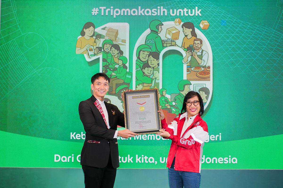 Foto (1) Neneng Goenadi, Chief Executive Officer, Grab Indonesia, menerima sertifikat Rekor Dunia MURI dari Triyono Aditri, Senior Manager, Museum Rekor-Dunia Indonesia (MURI) pada puncak perayaan “1080 Grab Indo.jpeg