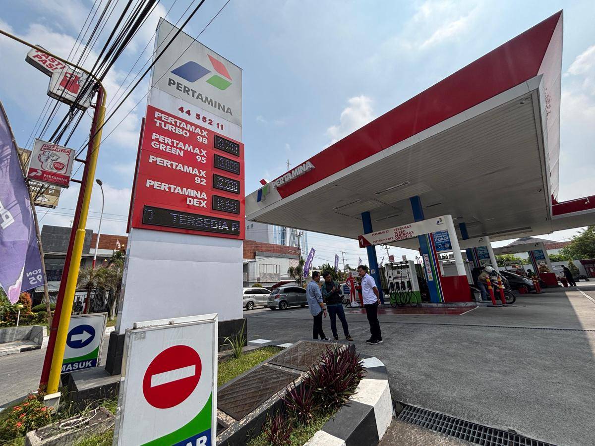 Penggunaan kendaraan bermotor mengisi Pertamax Green 95 di SPBU Pertamina 44.552.11 di Jalan Kyai Mojo No.52, Bener, Tegalrejo, Yogyakarta, Sabtu (9/8/2025) 