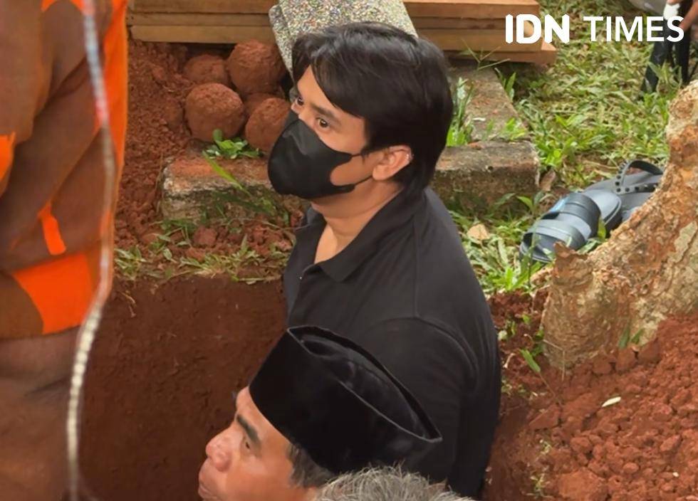 Billy Syahputra di pemakaman Mpok Alpa pada Jumat (15/8/2025) (IDN Times/Elizabeth Chiquita)