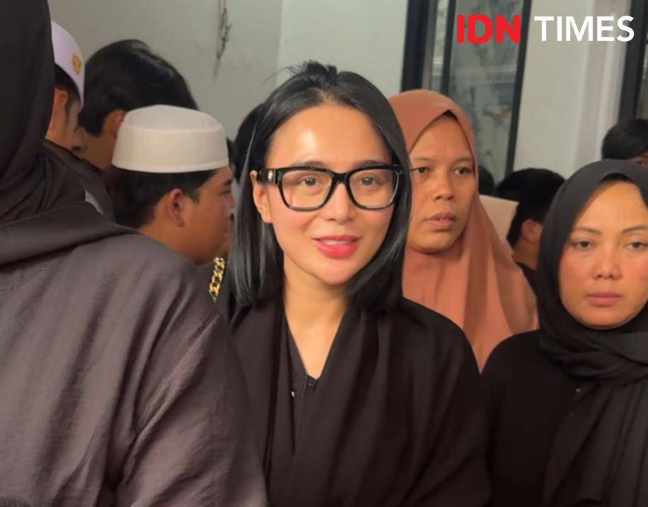 potret artis di rumah duka Mpok Alpa pada Jumat (15/8/2025)