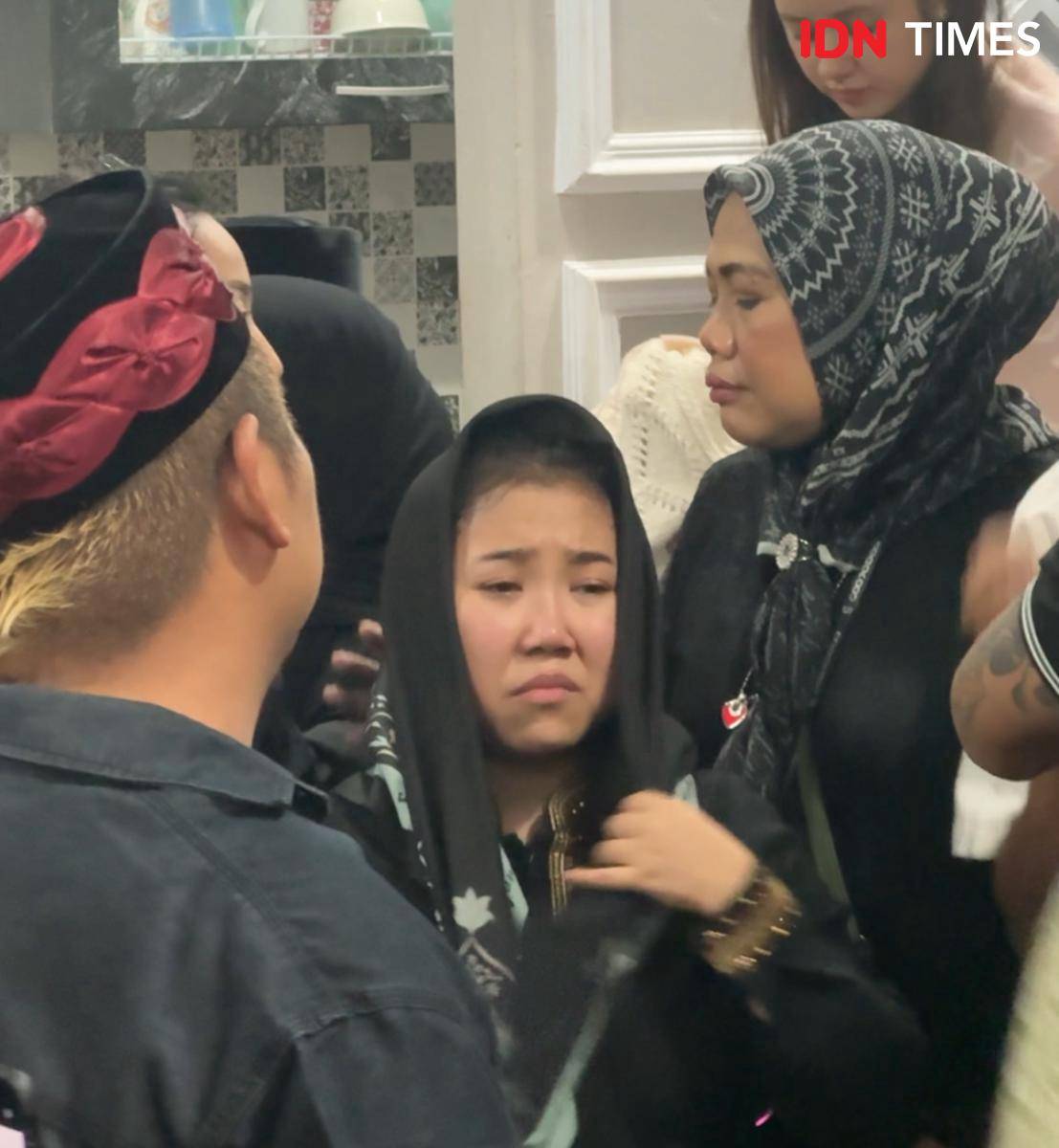 potret artis di rumah duka Mpok Alpa pada Jumat (15/8/2025)