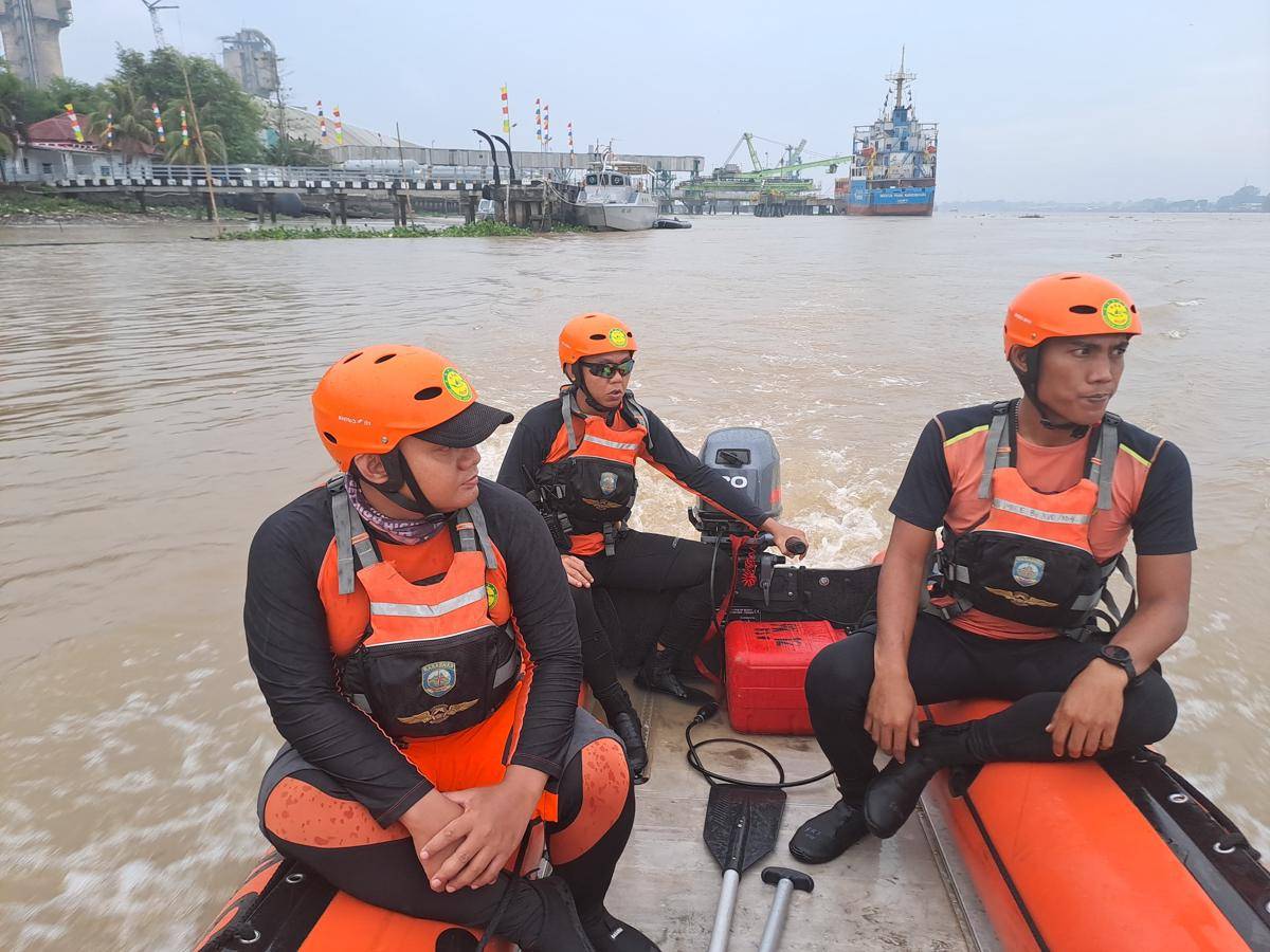 Operasi SAR evakuasi jasad korban remaja putri yang tenggelam di Sungai Musi (Dok: Basarnas Palembang)
