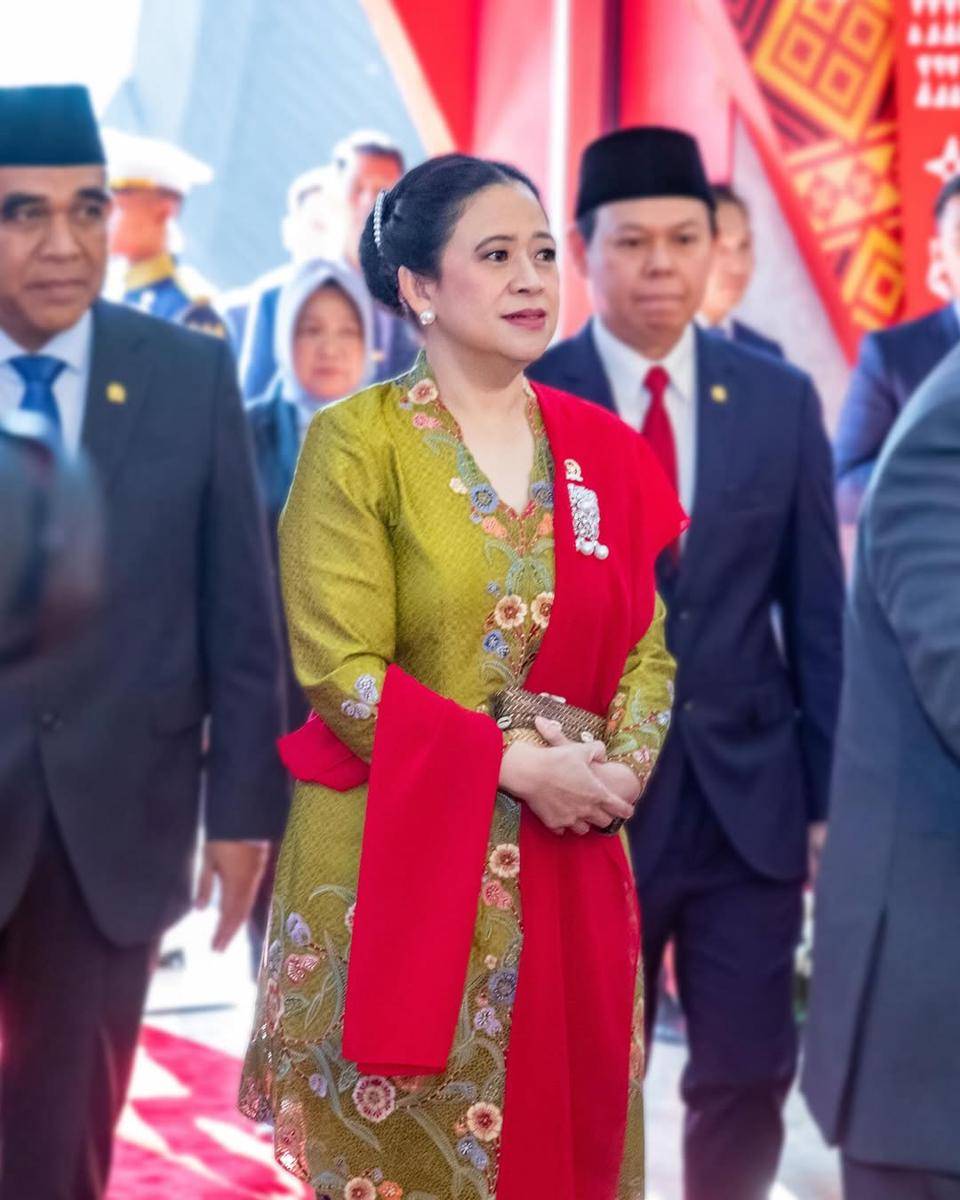 Hari ini saya memilih kebaya dan kain bernuansa hijau lime untuk Sidang Tahunan MPR RI dan Sidan.jpg