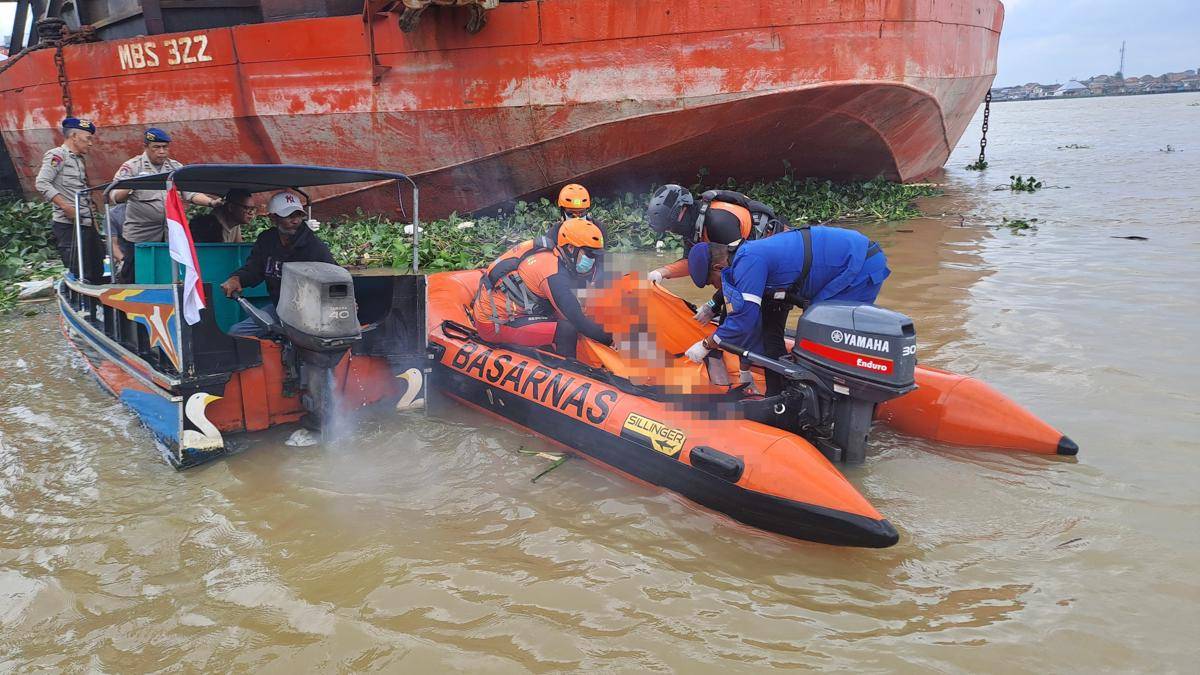 Operasi SAR evakuasi jasad korban remaja putri yang tenggelam di Sungai Musi (Dok: Basarnas Palembang)