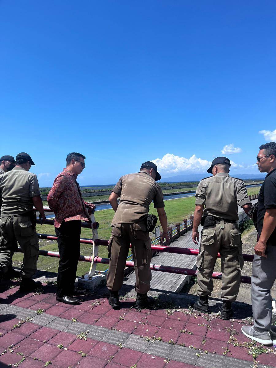 Besi pagar pengaman di Proyek PKB Klungkung raib.