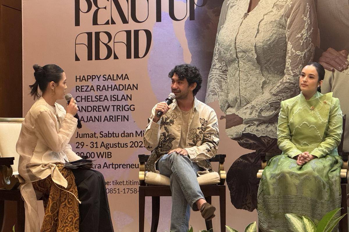tim produksi dan cast Bunga Penutup Abad di konferensi pers pada Jumat (15/8/2025)