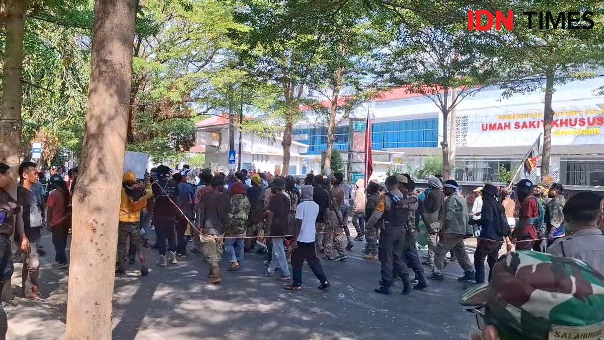 Unjuk rasa mahasiswa Papua di Makassar, Jumat (15/8/2025).