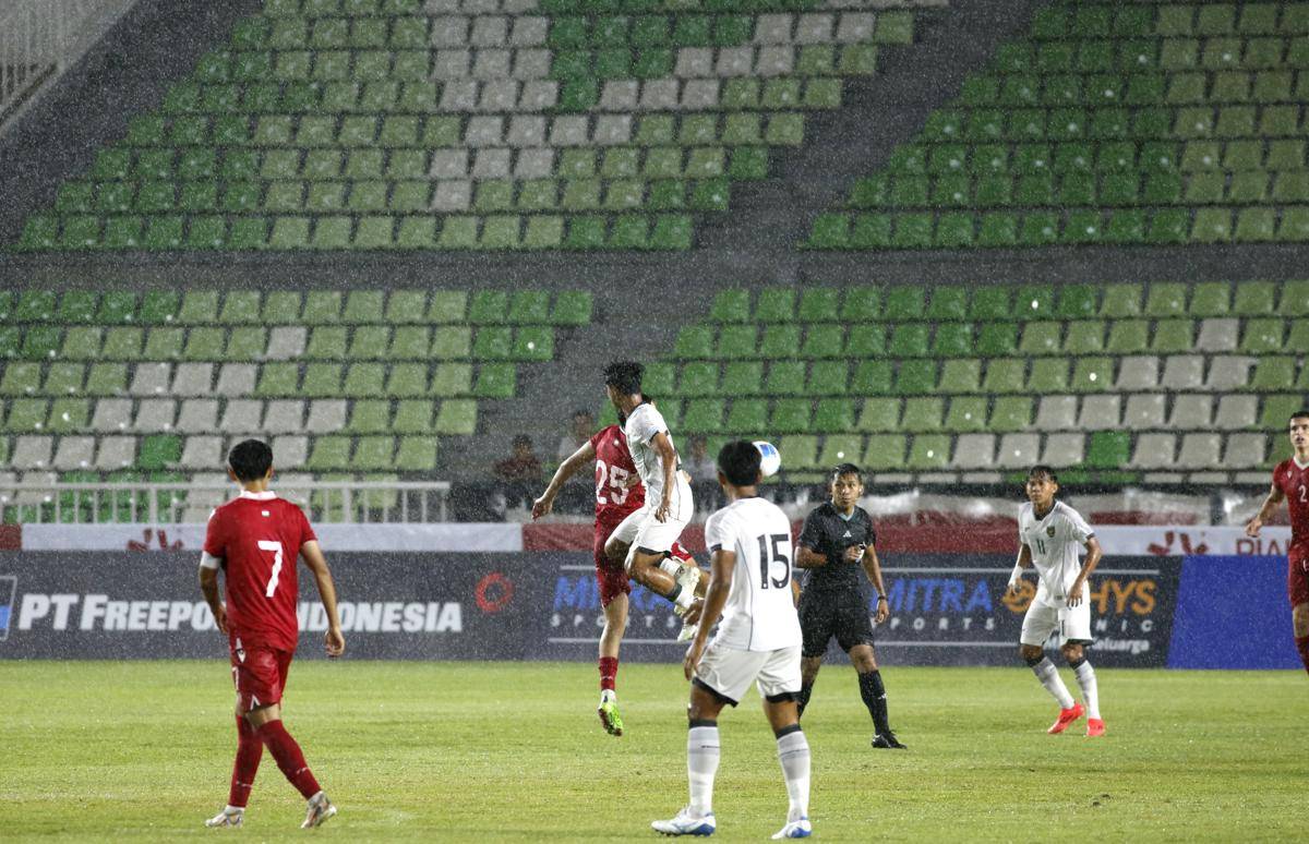 Duel Indonesia kontra Tajikistan di Stadion Utama Sumut (IDN Times/Doni Hermawan)