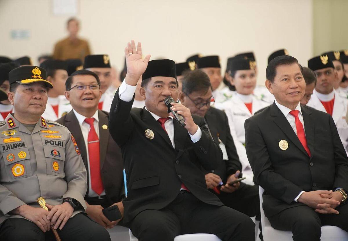 Gubernur Sulawesi Utara Yulius Selvanus bersama Wakil Gubernur Sulut Victor Mailangkay dan Kapolda Sulut Irjen Pol Roycke Langie saat seremonial operasional listrik 24 jam di Pulau Gangga dan Talise, Minut, beberapa waktu lalu.