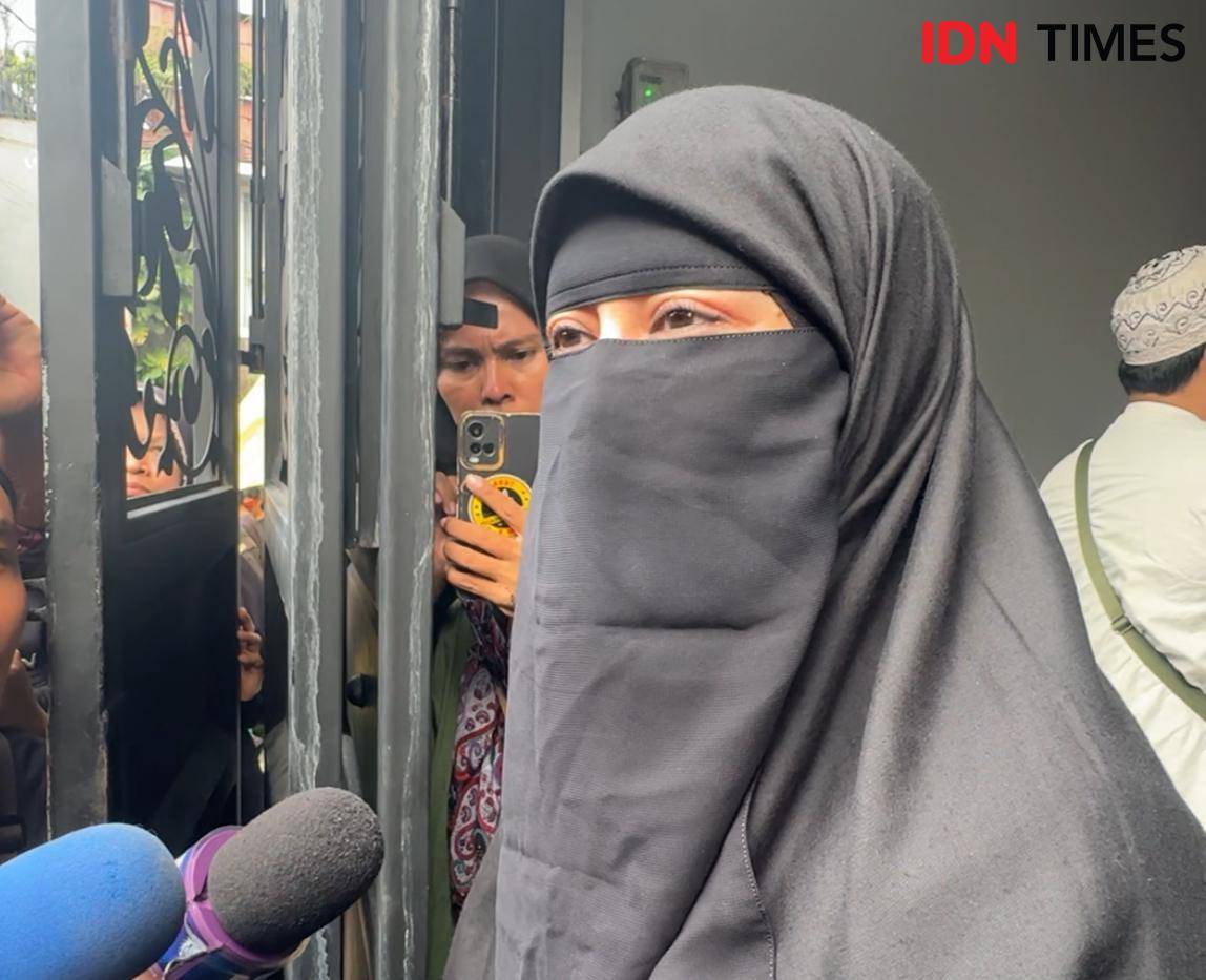 potret artis di rumah duka Mpok Alpa pada Jumat (15/8/2025)