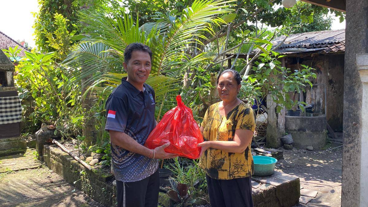 Pemberian paket sembako secara langsung kepada warga yang membutuhkan di sekitar lingkungan Rutan.