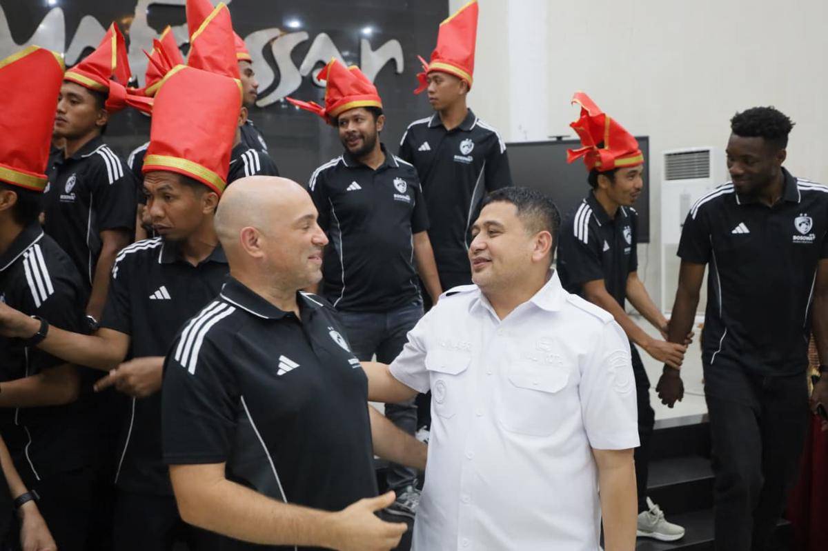 Jacques Themopele (berdiri paling kanan), dalam acara jamuan makan malam PSM Makassar bersama Wali Kota Makassar Munafri Arifuddin pada Rabu 13 Agustus 2025. (Dok. Humas Pemkot Makassar)