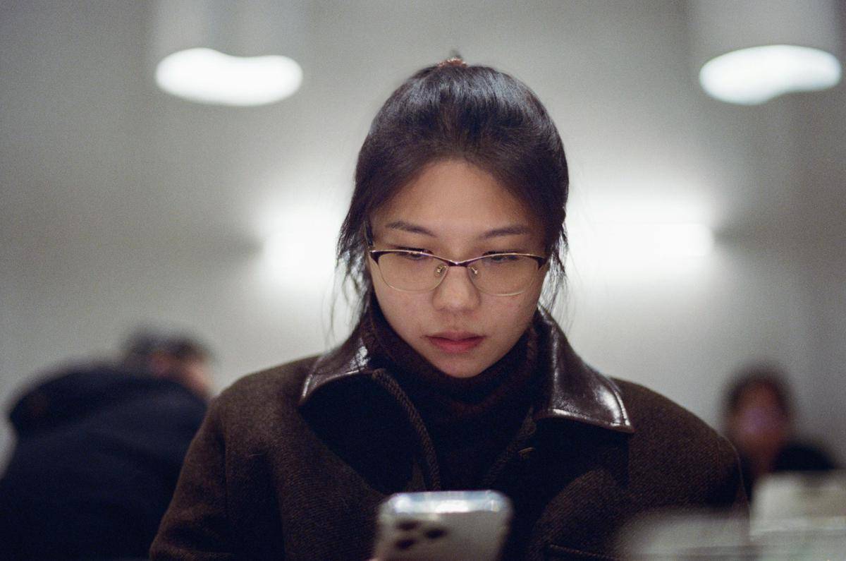 ilustrasi mengatasi layar smartphone yang sering ngelag (unsplash.com/Zhen Yao)