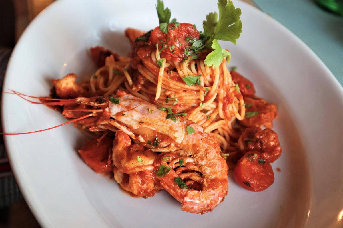 ilustrasi shrimp pasta saus tomat pedas